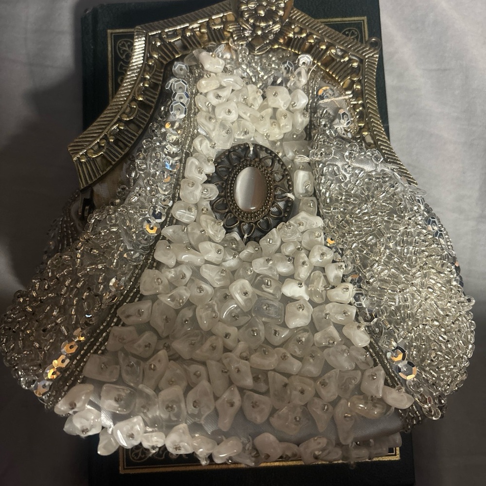 Victorian Trading Annalise White Beaded Kiss Lock Handbag - Missing Bead & Chain